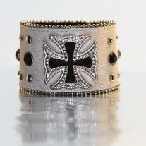 Cross cuff with fake fur