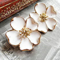 Cream_20flower_20earrings_medium