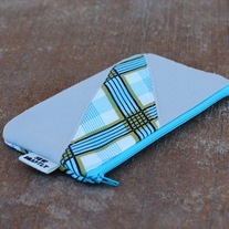 SCRAPPY CLUTCH IN PLAID