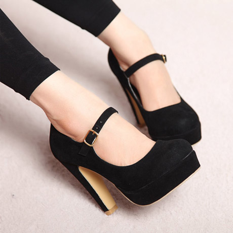 Sepatu hak tinggi yang bagian depannya tertutup